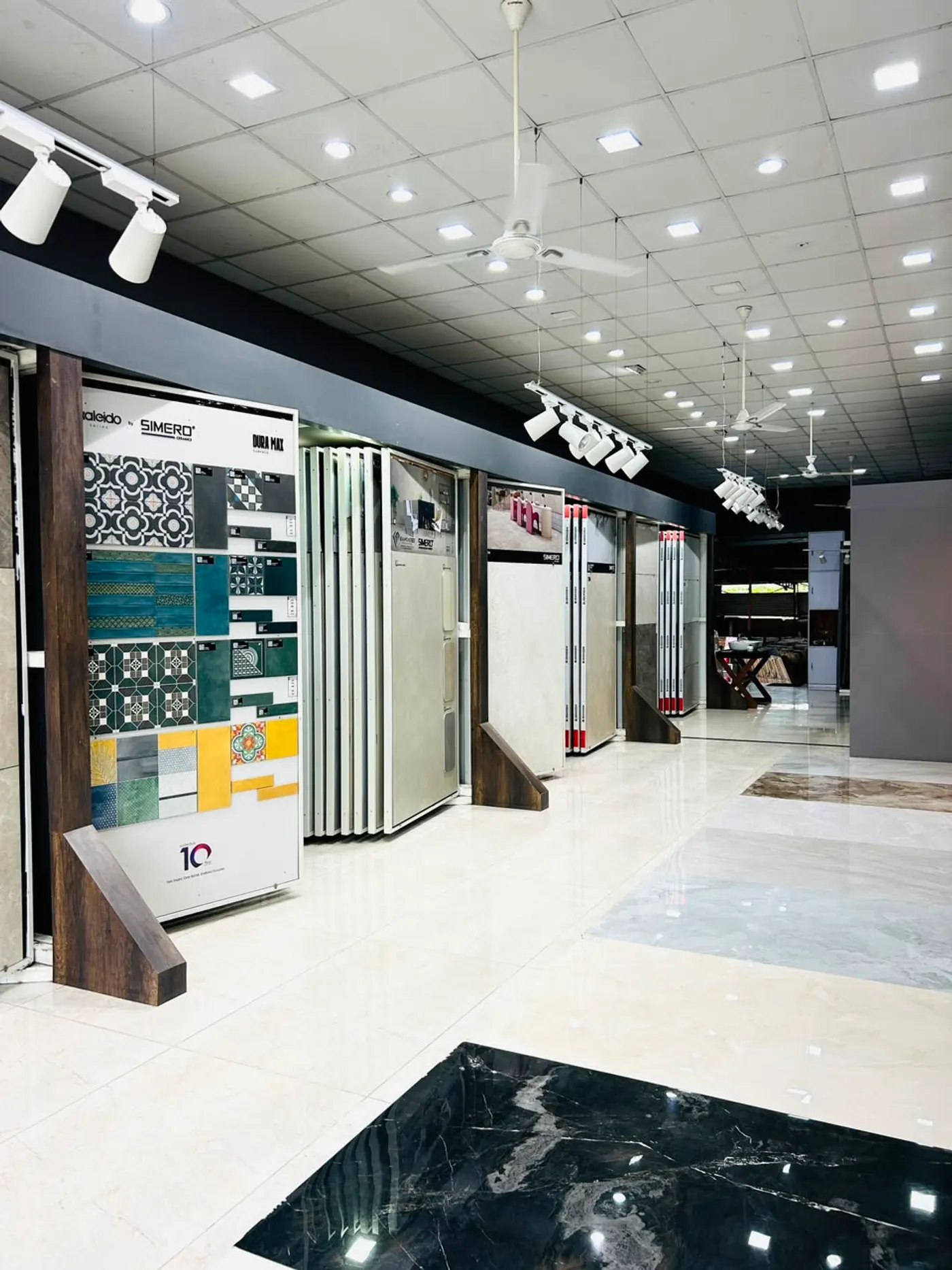Simero tile display aisle with designer sample boards and large-format panels