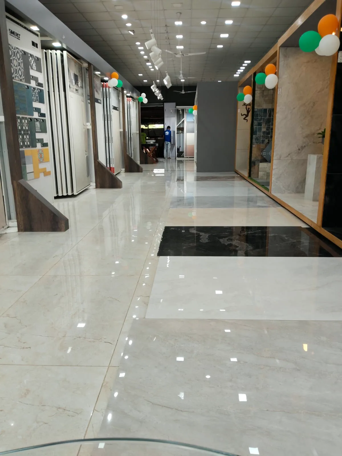 Glossy tile display aisle with large-format panels and sample racks